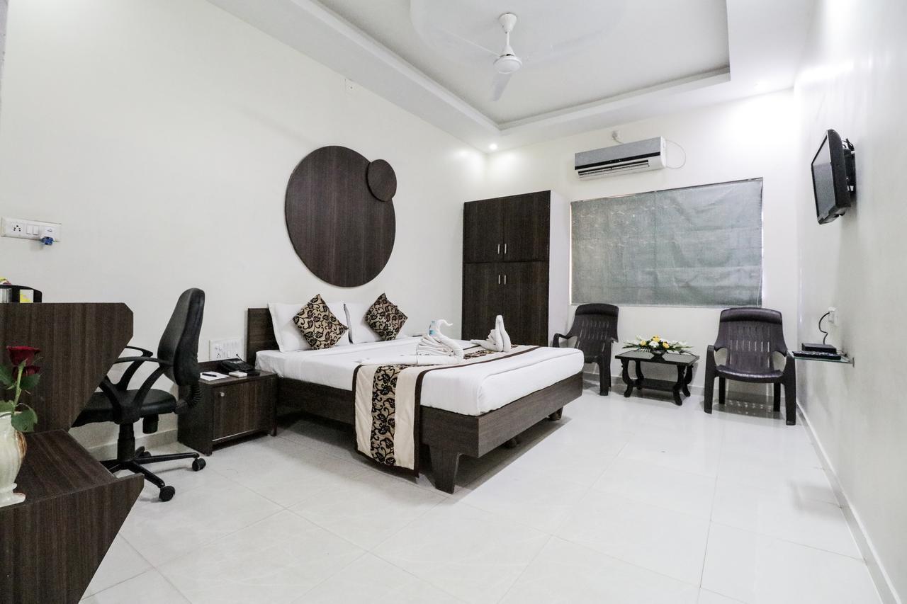Whistling Meadows Hotel Ahmedabad Buitenkant foto